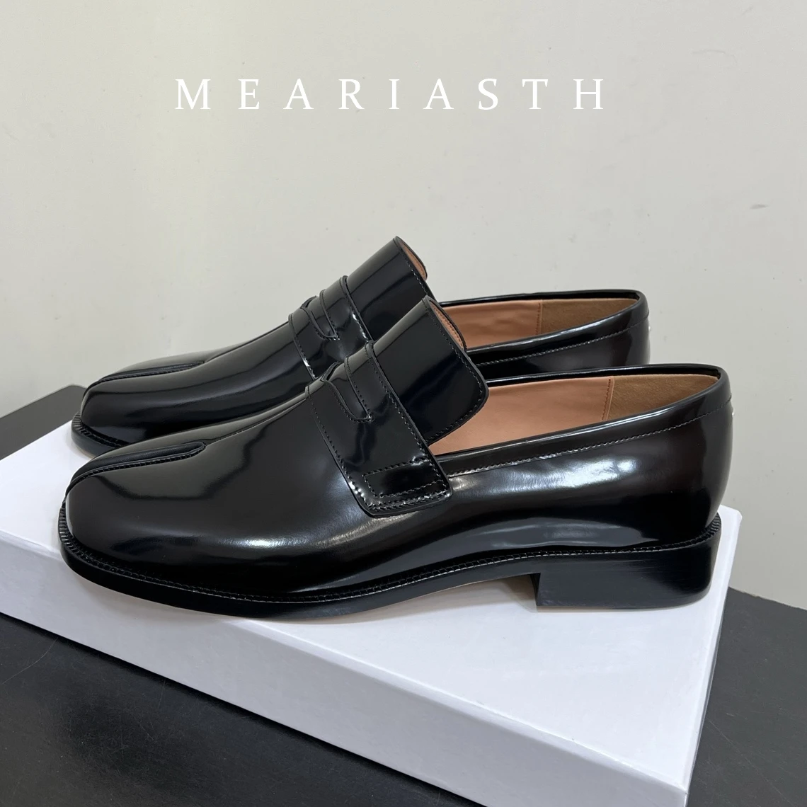 

Новые лоферы-таби 2026 года, слипоны, мужские и женские кожаные туфли, повседневная деловая обувь с раздельным носком, туфли-дерби, модные туфли с вырезом для пальцев ног