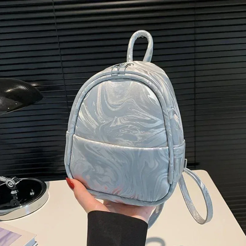 

Повседневный однотонный женский рюкзак из искусственной кожи 2024, новый продукт, рюкзак с мягкой ручкой и молнией, ремень на воздушной подушке, классическая сумка с мягкой спинкой