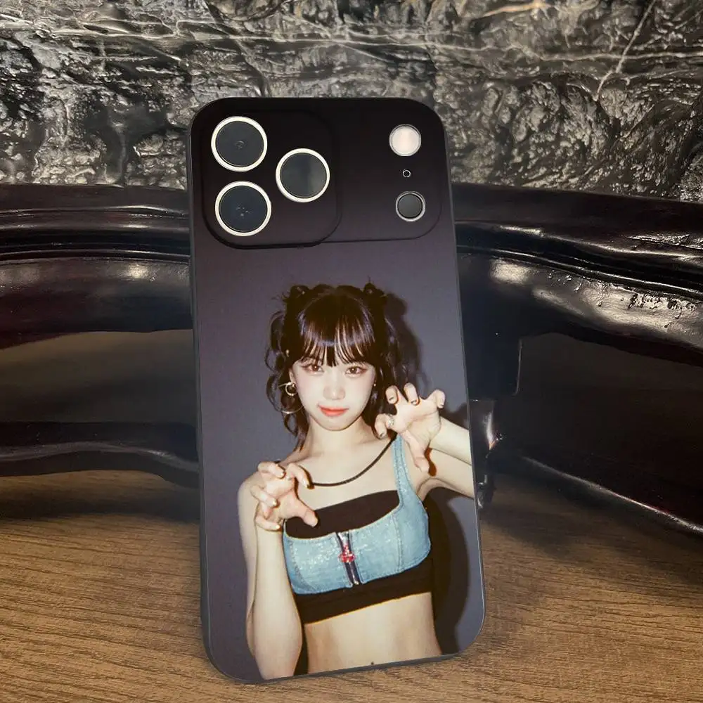 هاتف K-Kim C-Chaewon Singer لهاتف iPhone 13,12,15,14,11,16,17,Plus,Pro Max,XS,X,XR,SE,Mini,8,7,Soft Silicone Black
