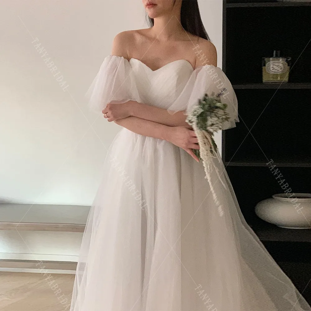 Customized Sweetheart Neck Tulle Wedding Dress With Detachable Short Sleeves Elegant A Line Sweep Train Bridal Photoshoot Dress