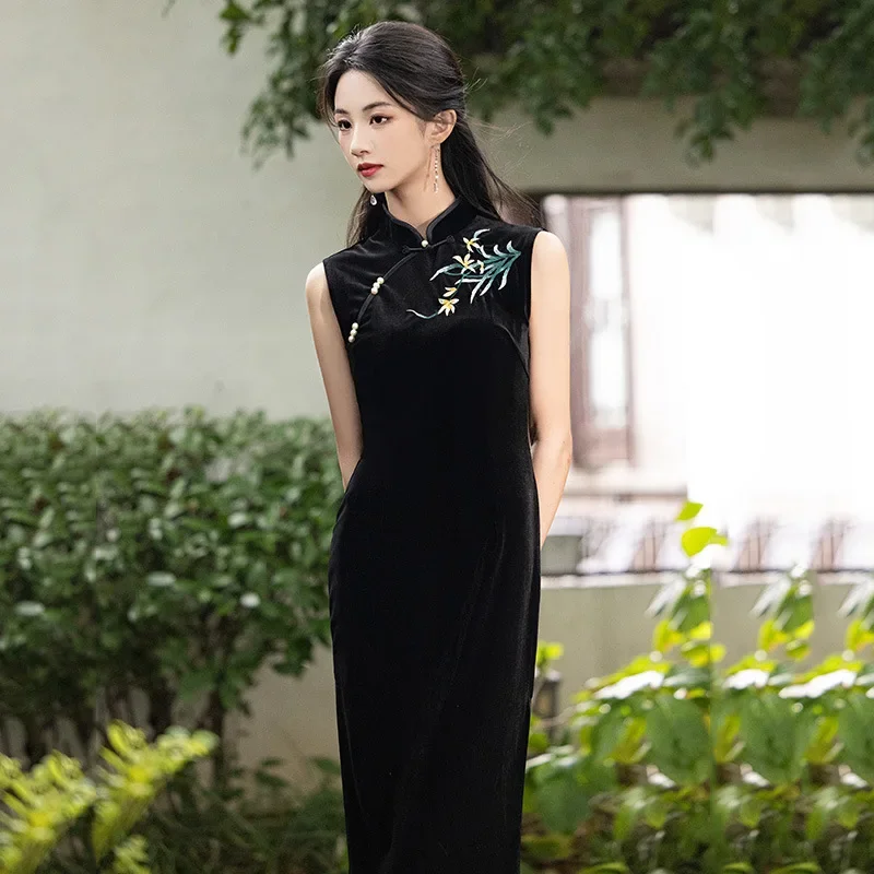 Embroidered Green Velvet Sleeveless Chinese Style Long Cheongsam 2024 New Young Women Retro Slim Temperament Dress Qipao