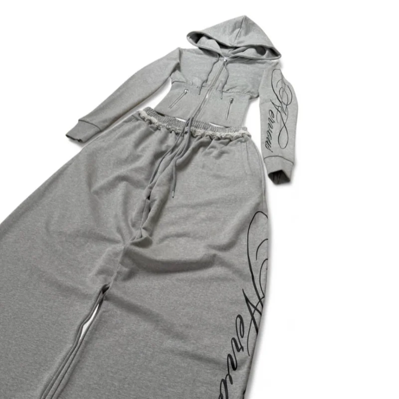 

Модный серый комплект: толстовка на молнии с капюшоном и широкие брюки с принтом, необработанным краем по талии, повседневный спортивный костюм для отдыха