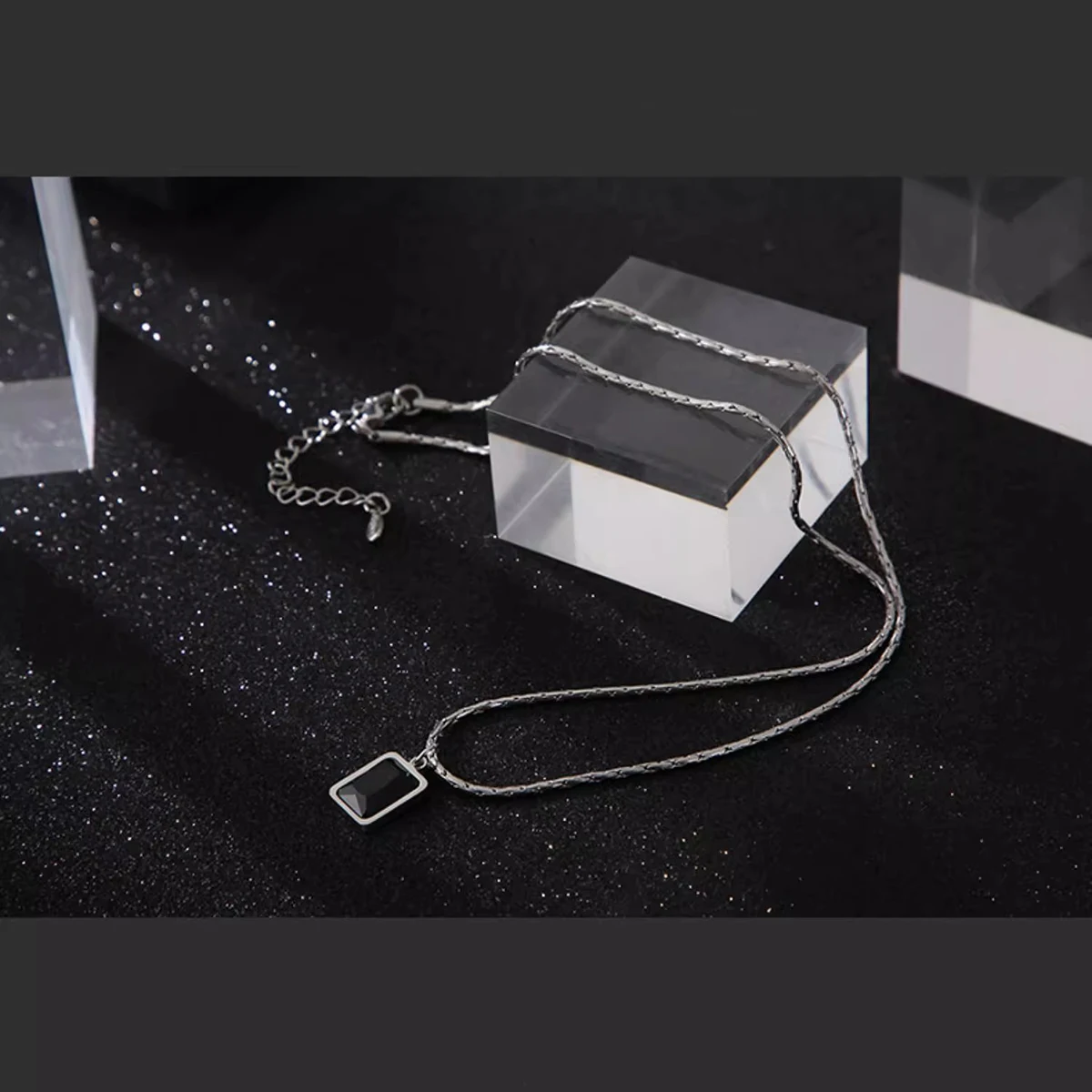 Hip hip vintage stainless steel snake bone chain Black glass jewel pendant non-fading choker short collarbone chain necklace