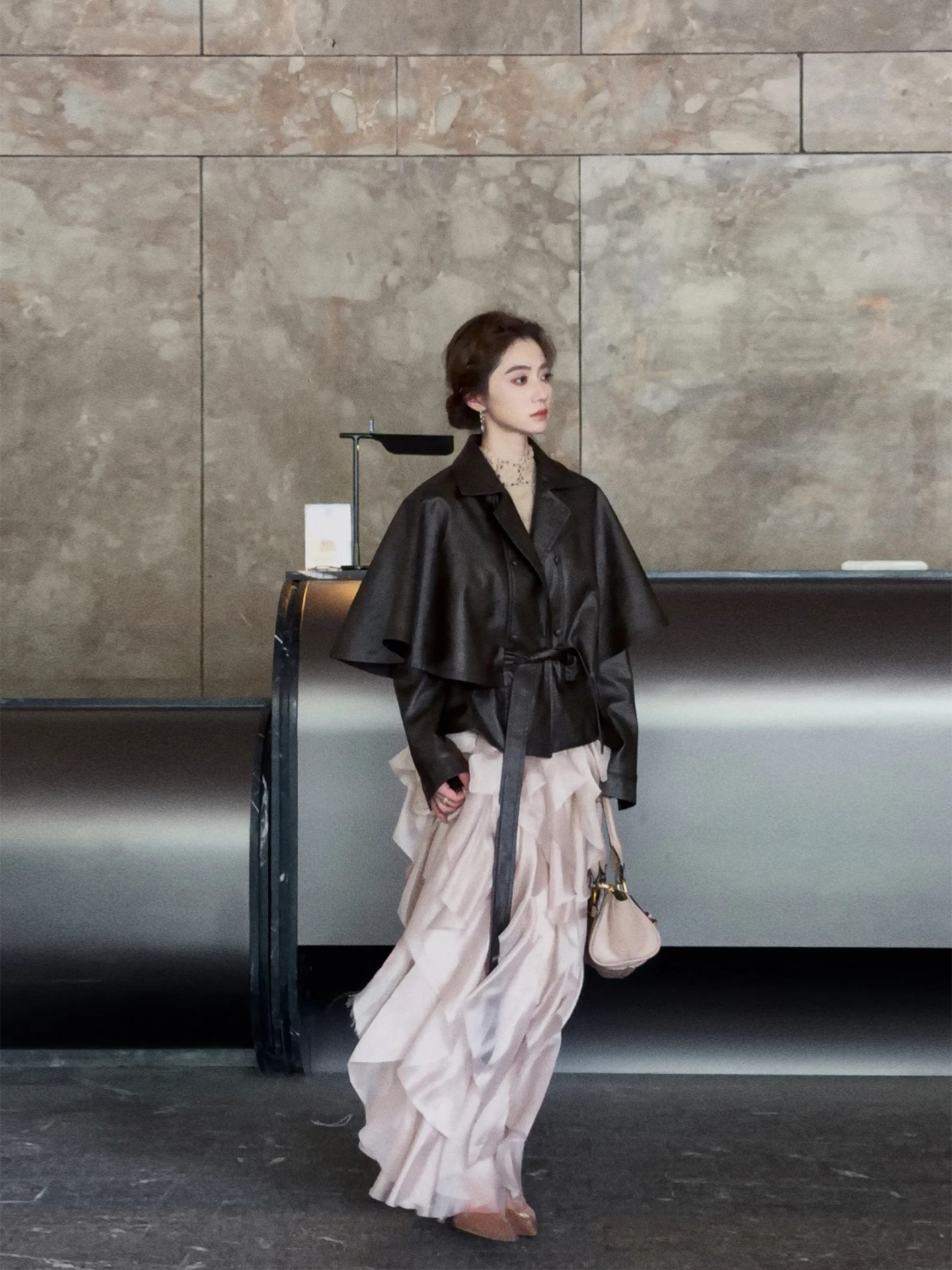 

Повседневное кожаное пальто женское, приталенное, с отложным воротником, с поясом, для повседневной носки, весенний сезон