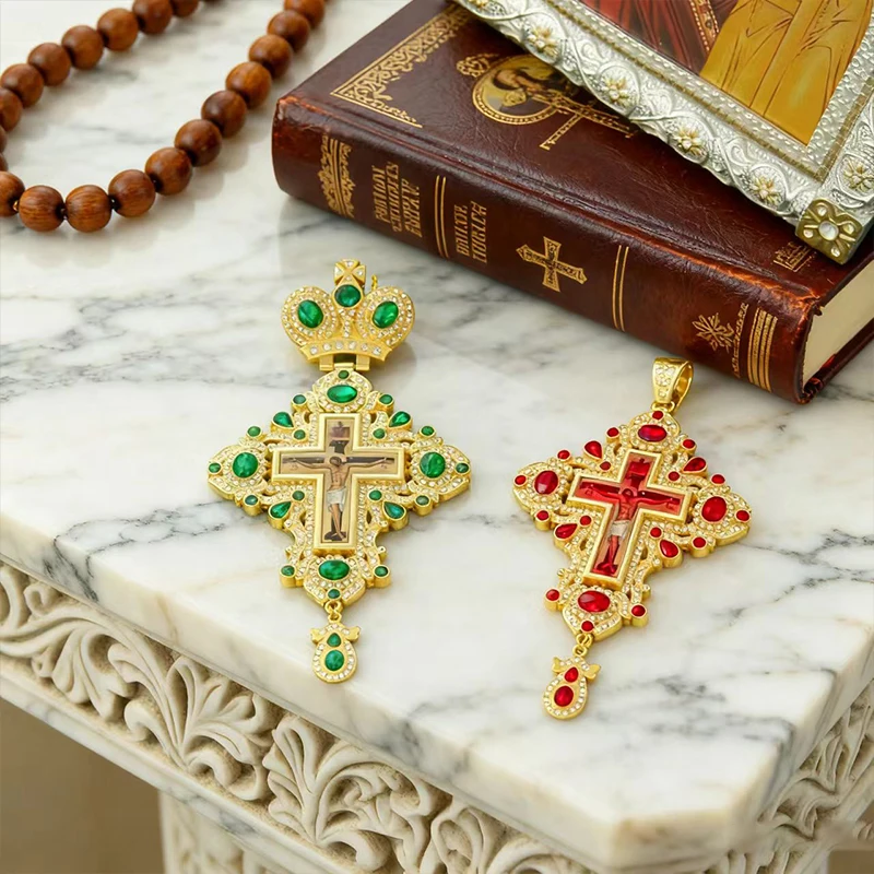 Vergoldetes Orthodoxes Brustkreuz mit blauer Kristalleinlage und Kruzifix-Ikone, Hochwertiger liturgischer Schmuck für Priester in der Kirche – Detail 2