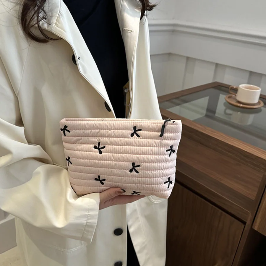 Simpatica borsa per il trucco con cerniera Borsa per cosmetici di grande capacità Borsa per il lavaggio con fiocco ricamato
