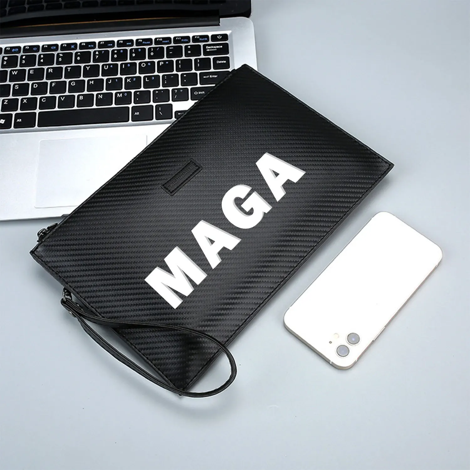 กระเป๋าถือผู้ชายหนัง PU พิมพ์ลายตัวอักษรสีขาวตัวหนาบนพื้นสีดำ ดีไซน์หรูหรา ทันสมัย และใช้งานได้จริงสำหรับการใช้งานในชีวิตประจำวัน