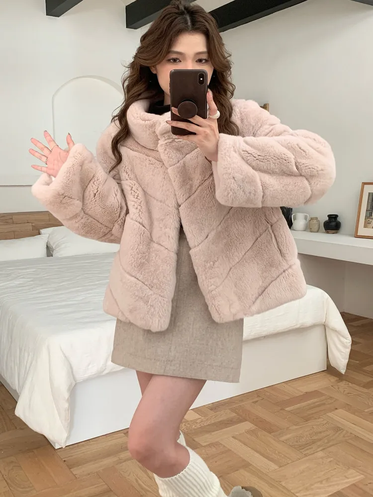Gentle Milk Rabbit 2025 Autunno/Inverno Nuovo stile, colletto corto rialzato importato cappotto di pelliccia di coniglio rex, cappotto di pelliccia da donna