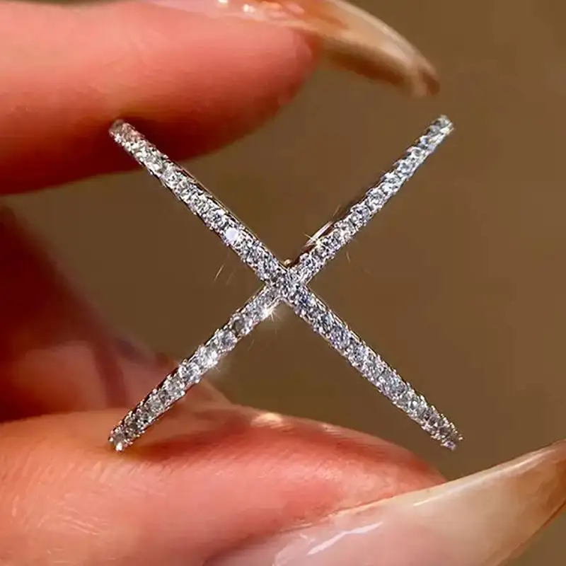 Huitan Ring mit schlichtem Kreuz-Design für Damen, stilvolles, silberfarbenes Accessoire für den Alltag und Partys mit glänzendem CZ, dezenter Damen-Fingerschmuck