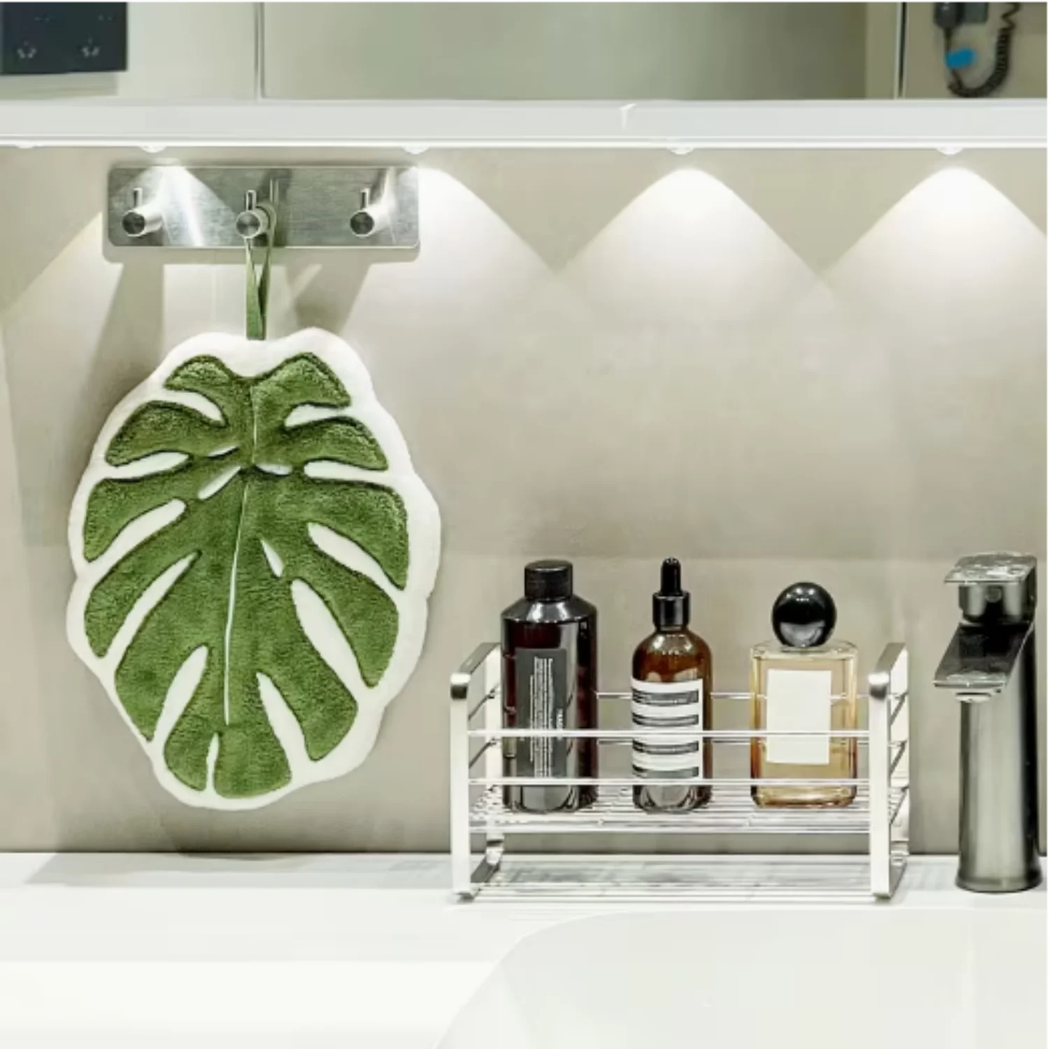 

Set of 2 Leaf-Patterned Kitchen & Bath Towels, Soft Highly Absorbent Towels for Bathroom, Kitchen & Dining Room Decor