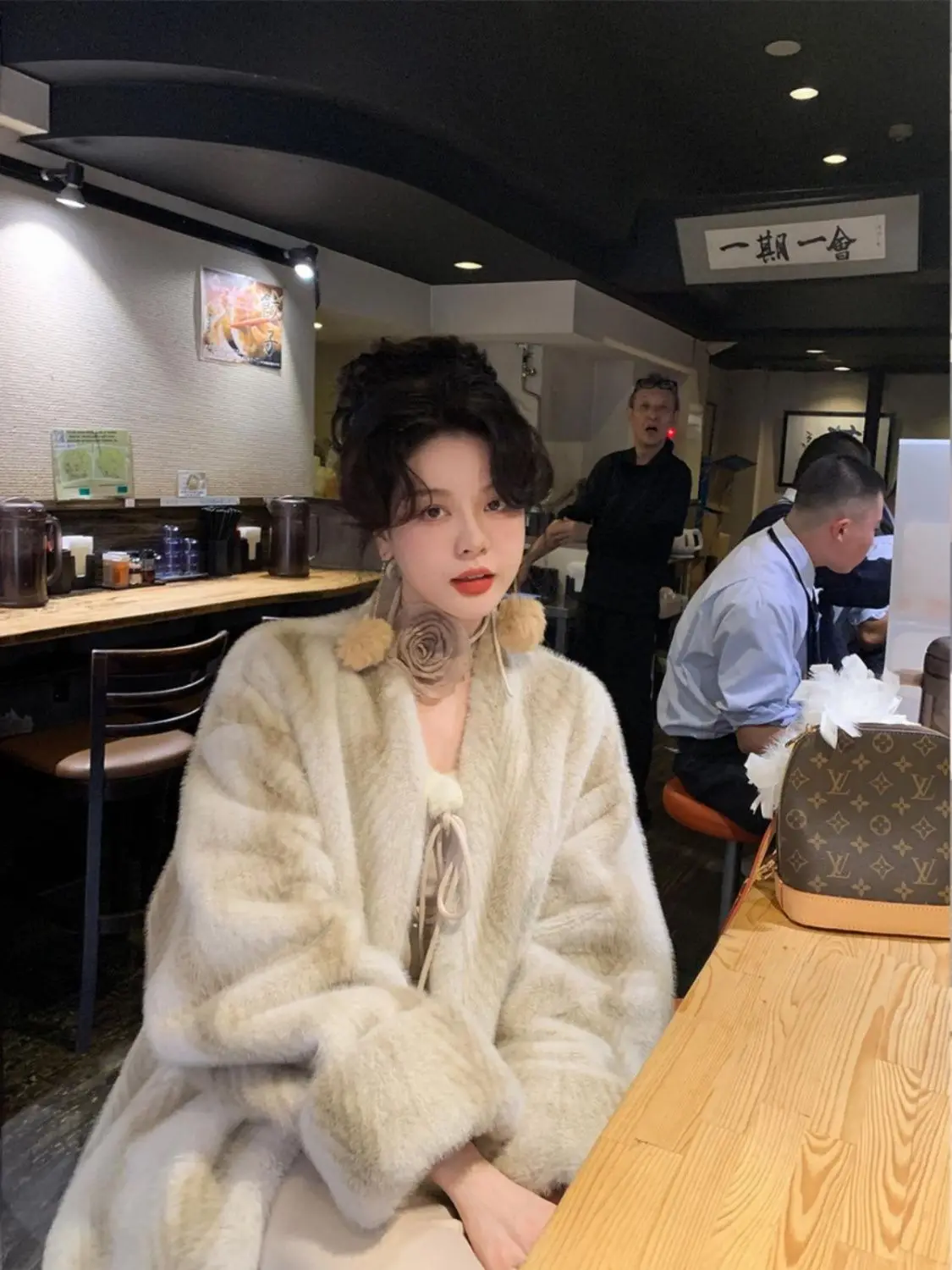 인조 모피 화이트 코트 여성용 스노우 팬시 블록 실루엣 퓨어 심플 웜 홀로우드 신치드 플레어 울 여성용 텐더 엘레강스