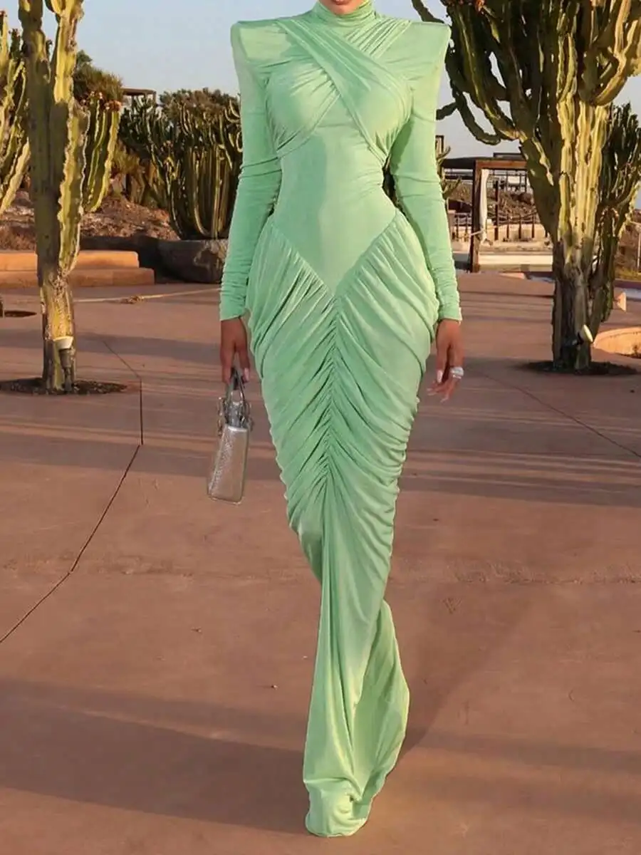 

Мятно-зеленое облегающее макси-платье с высоким воротником, длинными рукавами и драпировкой