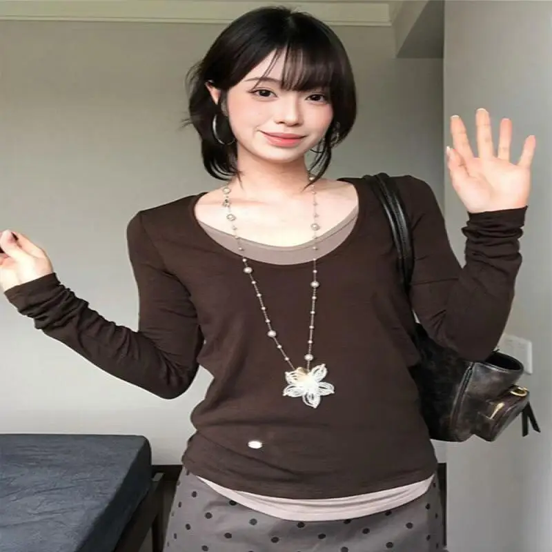 

Корейская футболка в стиле Lazy Style с эффектом двухслойности, U-образным вырезом, длинным рукавом, из мягкого хлопка, женская, осенняя, приталенная, стройнящая, с уникальным цветовым блоком