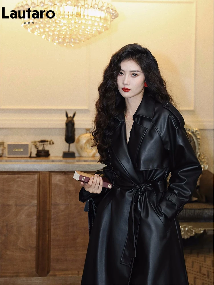 Lautaro Lente Herfst Lange Losse Casual Zwarte Zachte Pu Trenchcoat voor Vrouwen Sjerpen Plus Size Bovenkleding 4xl 5xl 6xl 7xl 2023