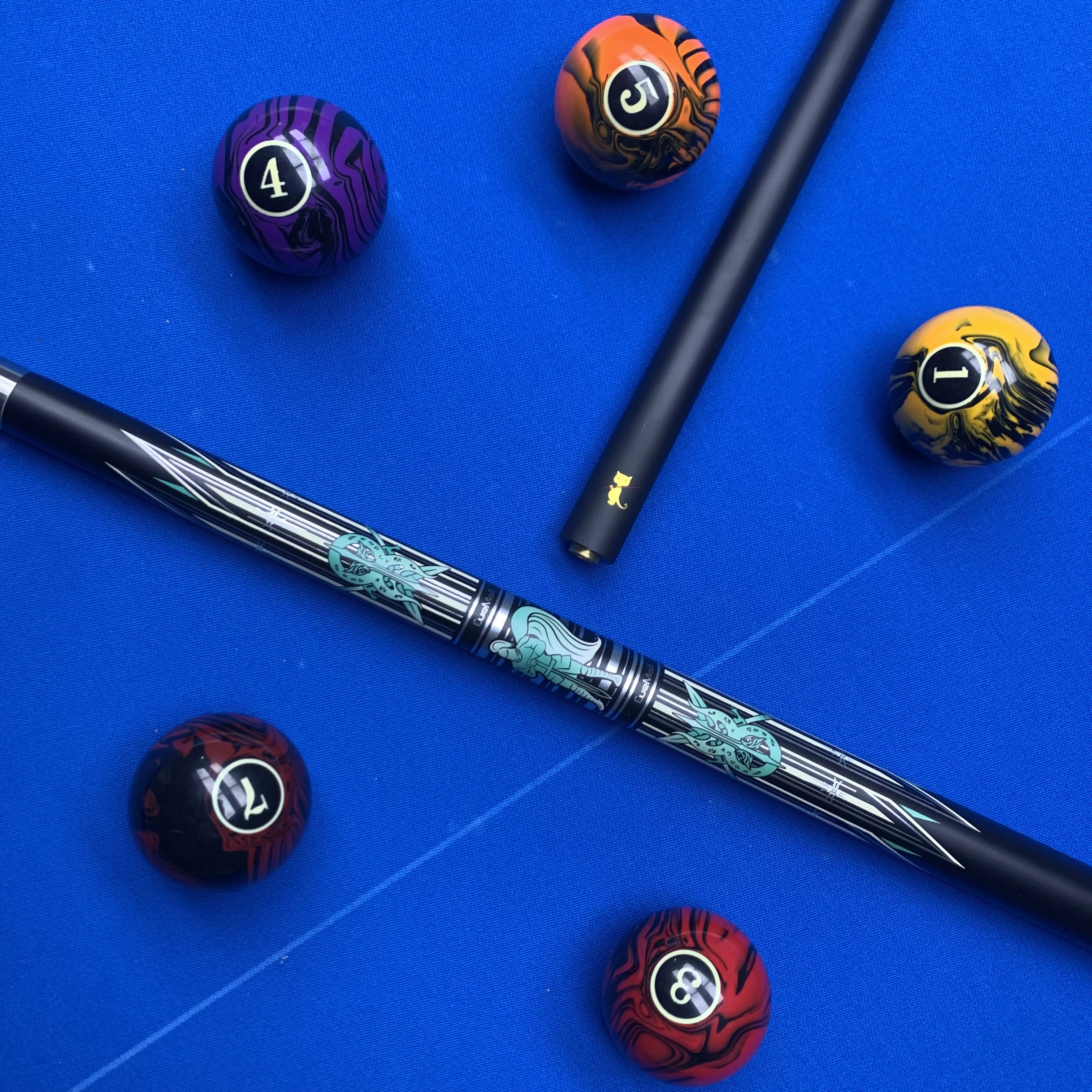 

Профессиональный кий для бильярда 12,75 мм с фиберглассовым шафтом, зелено-серебристым узором и быстросъемным соединением 1/2.