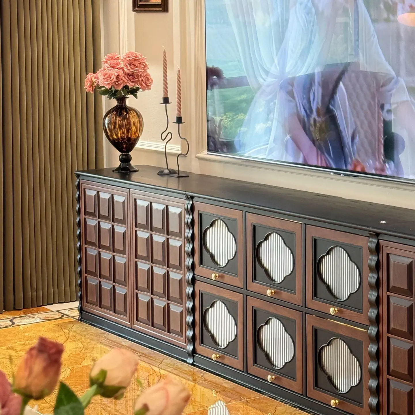French retro medieval style solid wood floor-to-ceiling TV cabinet, four-leaf clover module combination cabinet, living room