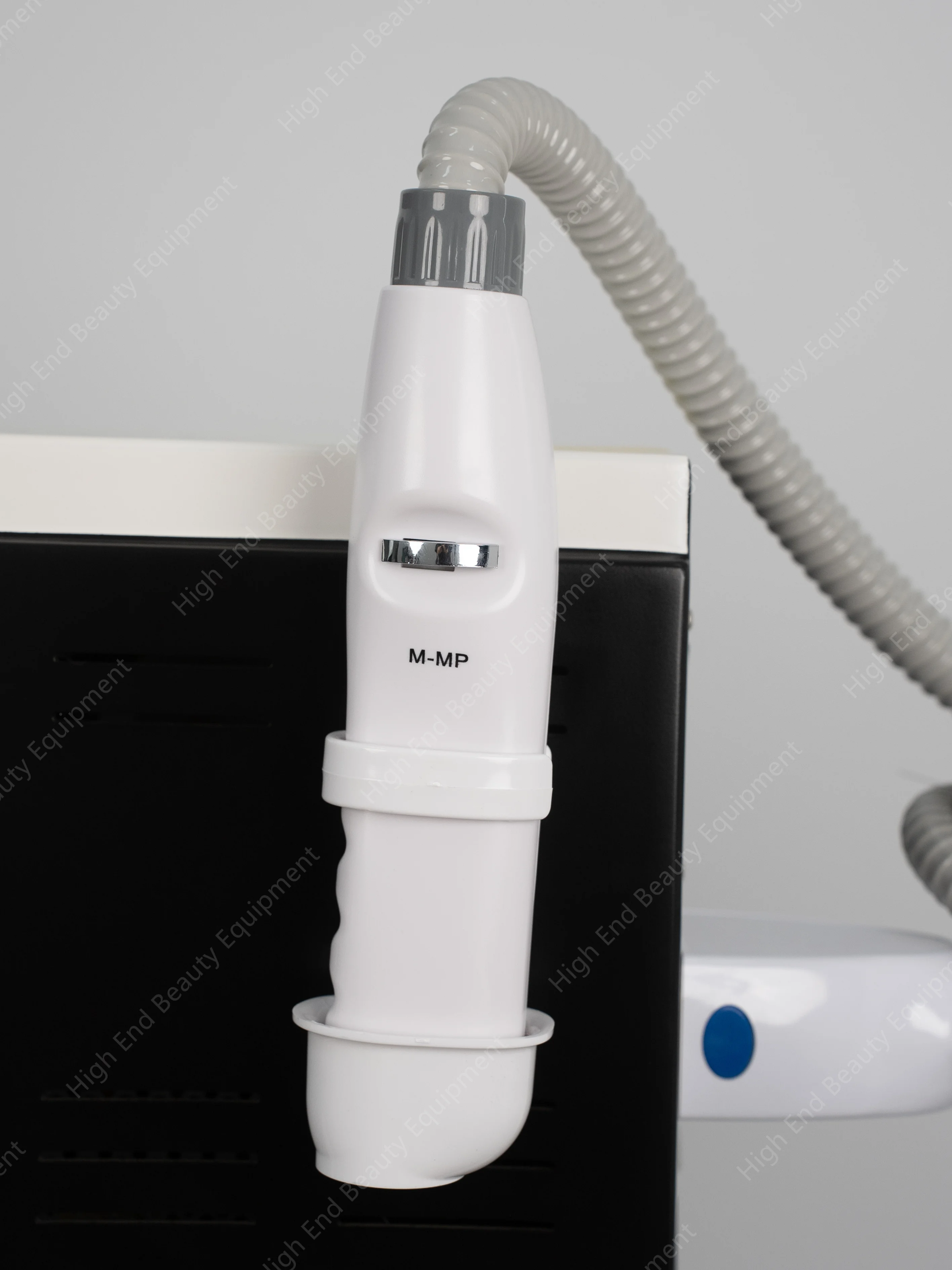 آلة إزالة الليزر المحمولة 808Nm الجليد غير مؤلم جميع أنواع الجلد ليزر ديود 808 آلة إزالة الشعر