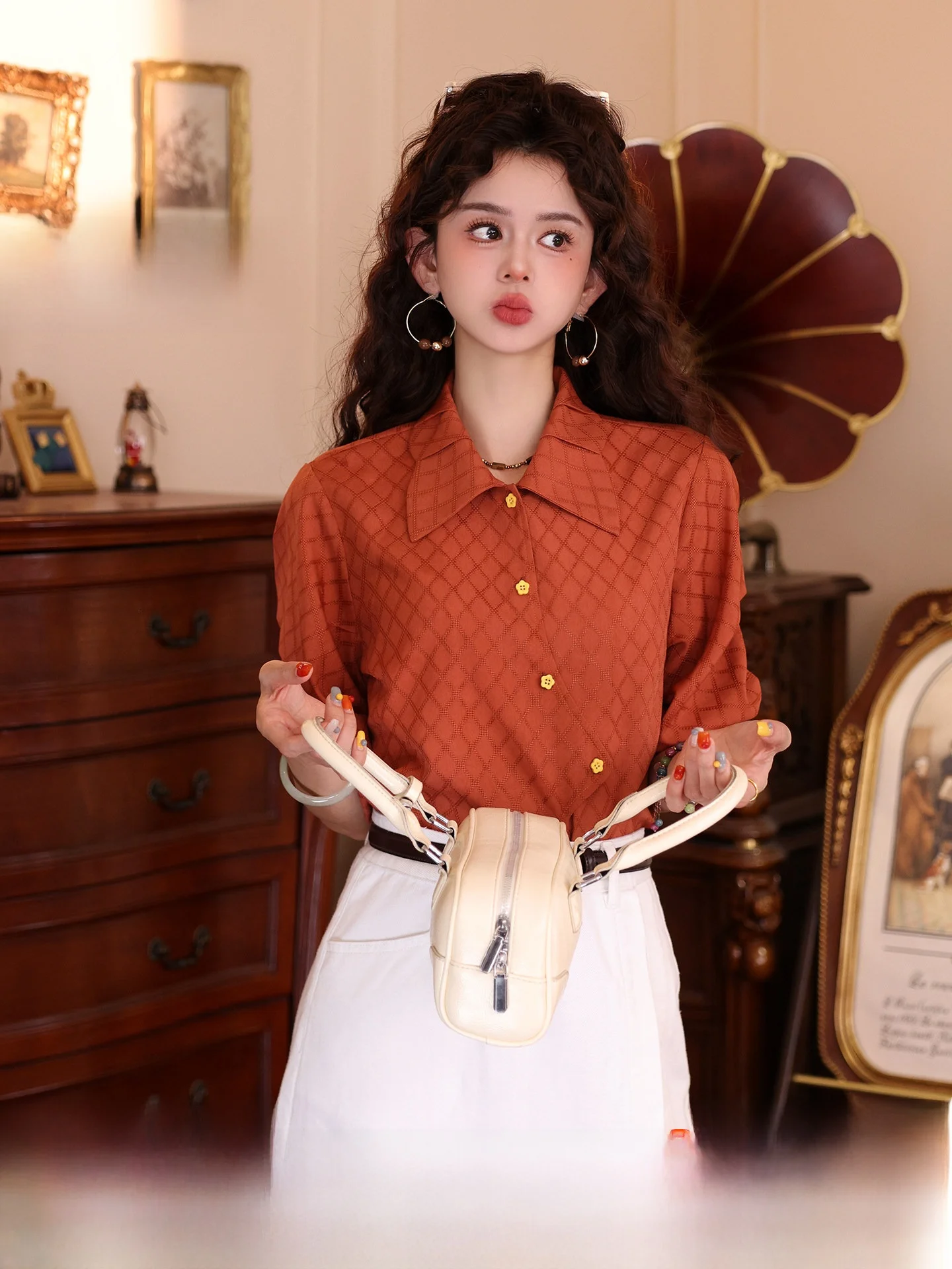 

Уникальная женская повседневная рубашка с коротким рукавом, асимметричный дизайн, топ Jie Chen Yu Money Overlap, свободный крой из полиэфирного волокна