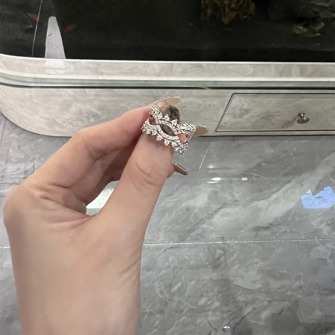 

Женское ювелирное изделие из серебра 925 пробы