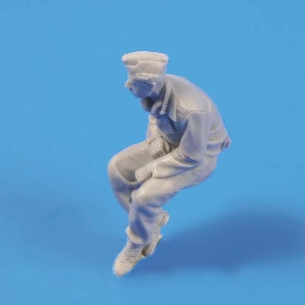 

1/35 WWII tank Commander, sitting posture, Resin Model figure Soldier, WW2 Military themes, Unassembled and unpainted kit