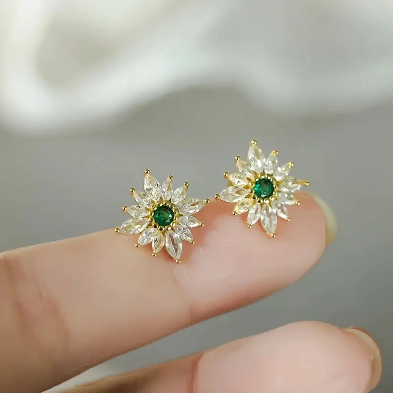 Huitan funkelnde zarte Ohr stecker Dame Gold Farbe hellen Zirkonia Schmuck exquisite Luxus weibliche Verlobung Accessoires