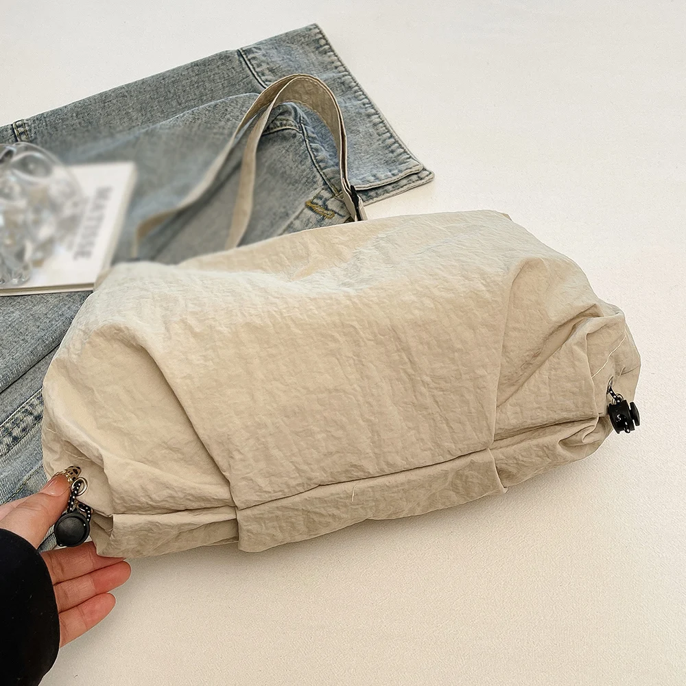 حقيبة كتف نسائية ذات سعة كبيرة جديدة للخريف والشتاء كاجوال ذات ثنيات للكتف للتنقل في الفصل