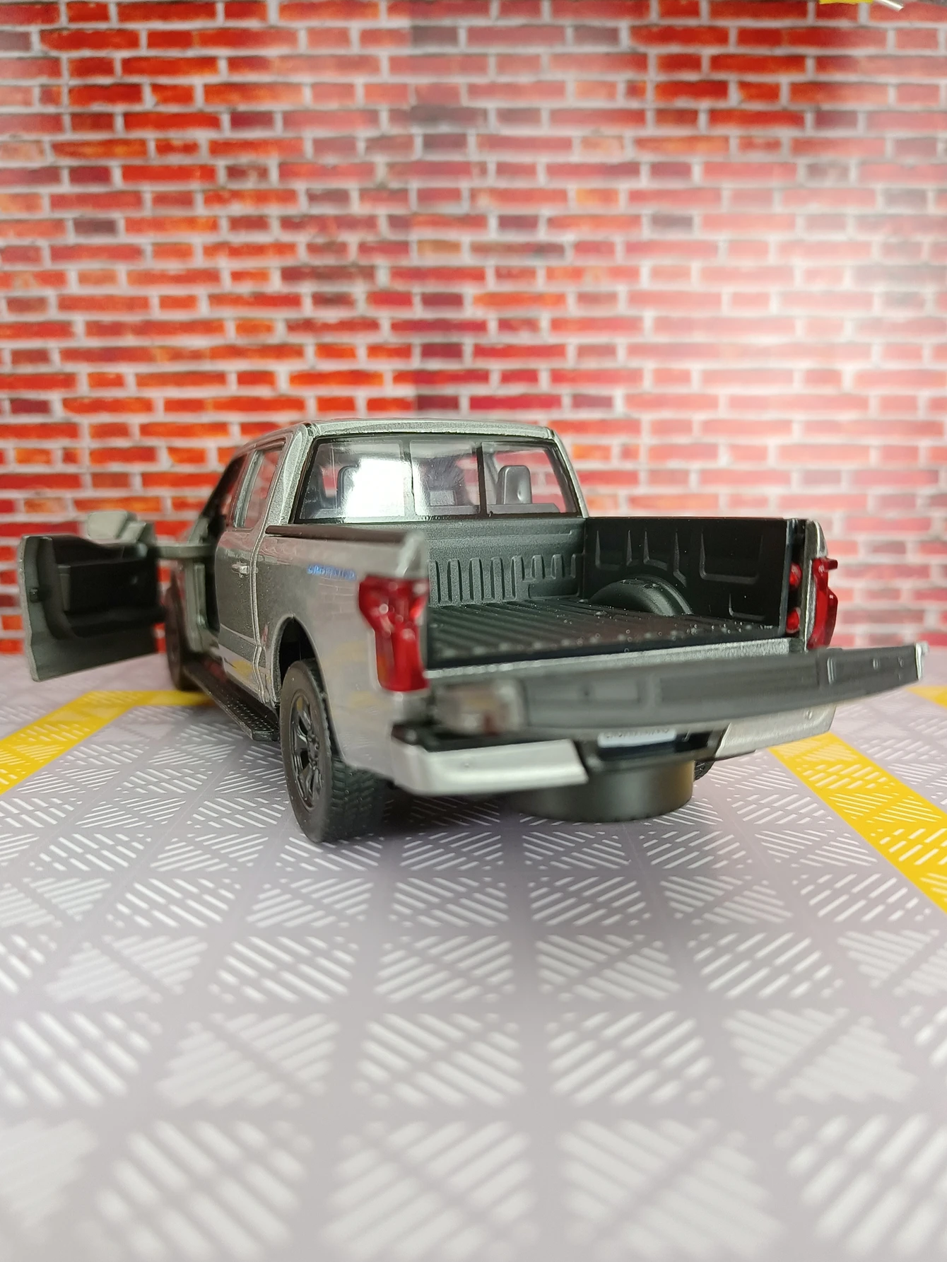 CCA 1:36 Ford F150 nova energia 2022 liga modelo de carro decoração porta pode ser aberta com puxador acústico-óptico carro de brinquedo infantil