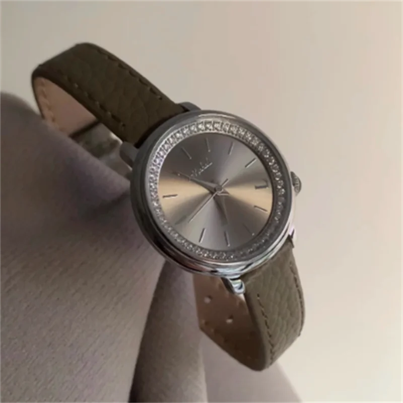 ساعة فضية رمادية 2026 عالية الجودة موضة عادية فاخرة ساعة يد جلدية هدية للنساء ساعة كوارتز ملحق