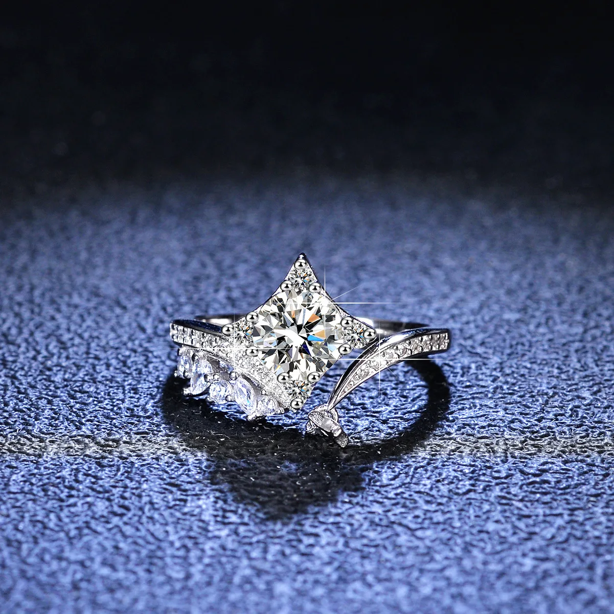 Classic Four Claw 18K Gold Set with Moissanite Ring, Rising Star Ring, Pigeon Egg Platinum PT950 Diamond Jewelry