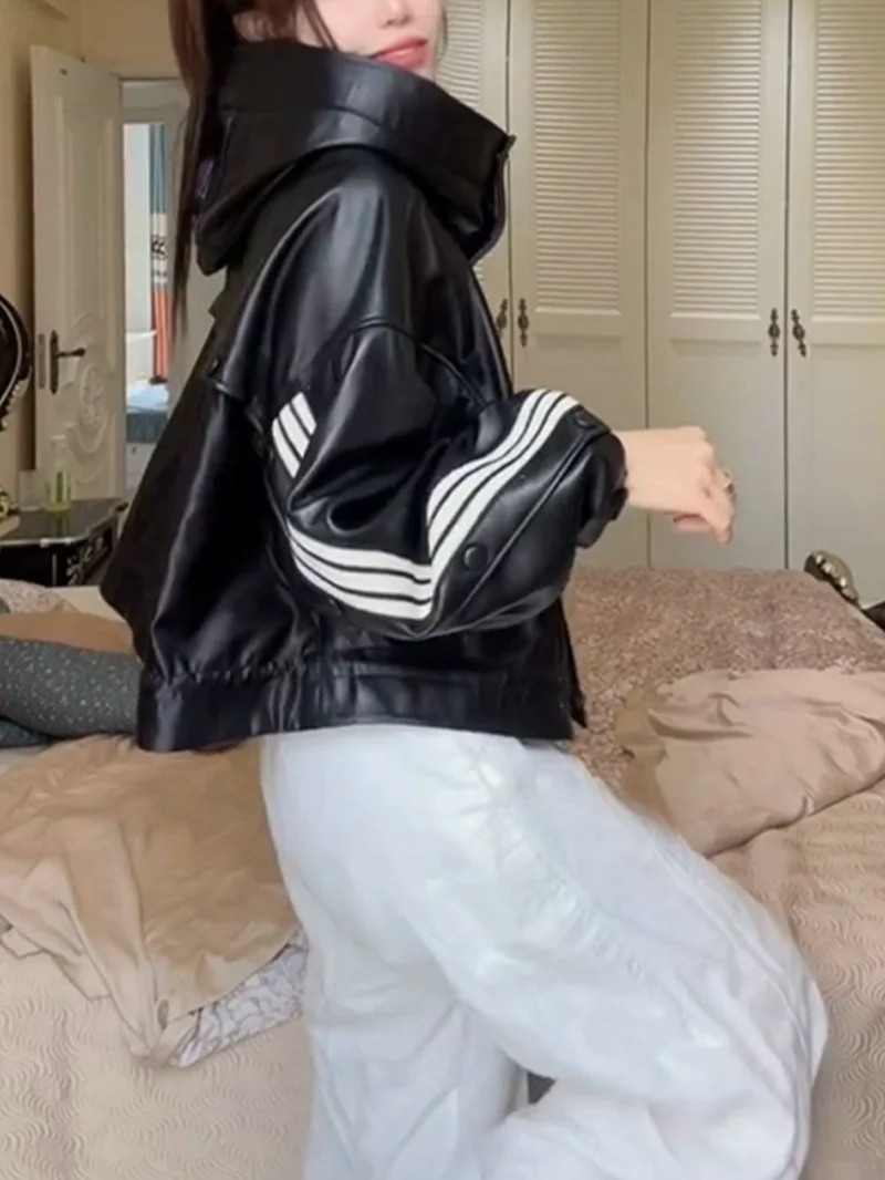 เสื้อแจ็คเก็ตหนังแท้สำหรับผู้หญิง สไตล์ลำลอง สปอร์ต ทรงหลวม หนังแท้ผสมผสาน ช่วยให้ดูผอมเพรียว แฟชั่นทันสมัย มีฮู้ด