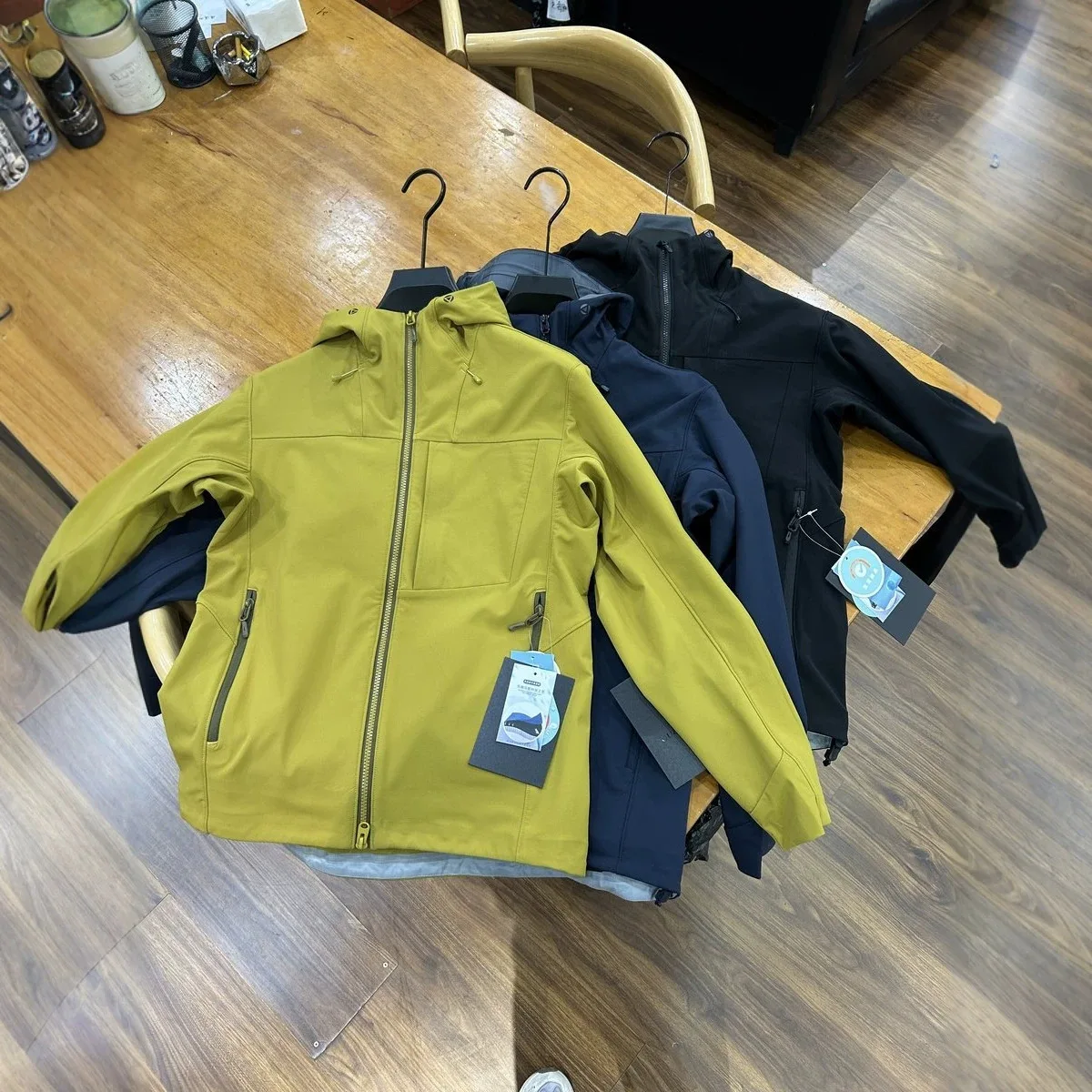 Unisex Softshell Hooded Jacket – Thin Fleece Lined for Heat Retention, Windproof & Water-Resistant Hiking & Mountaineering