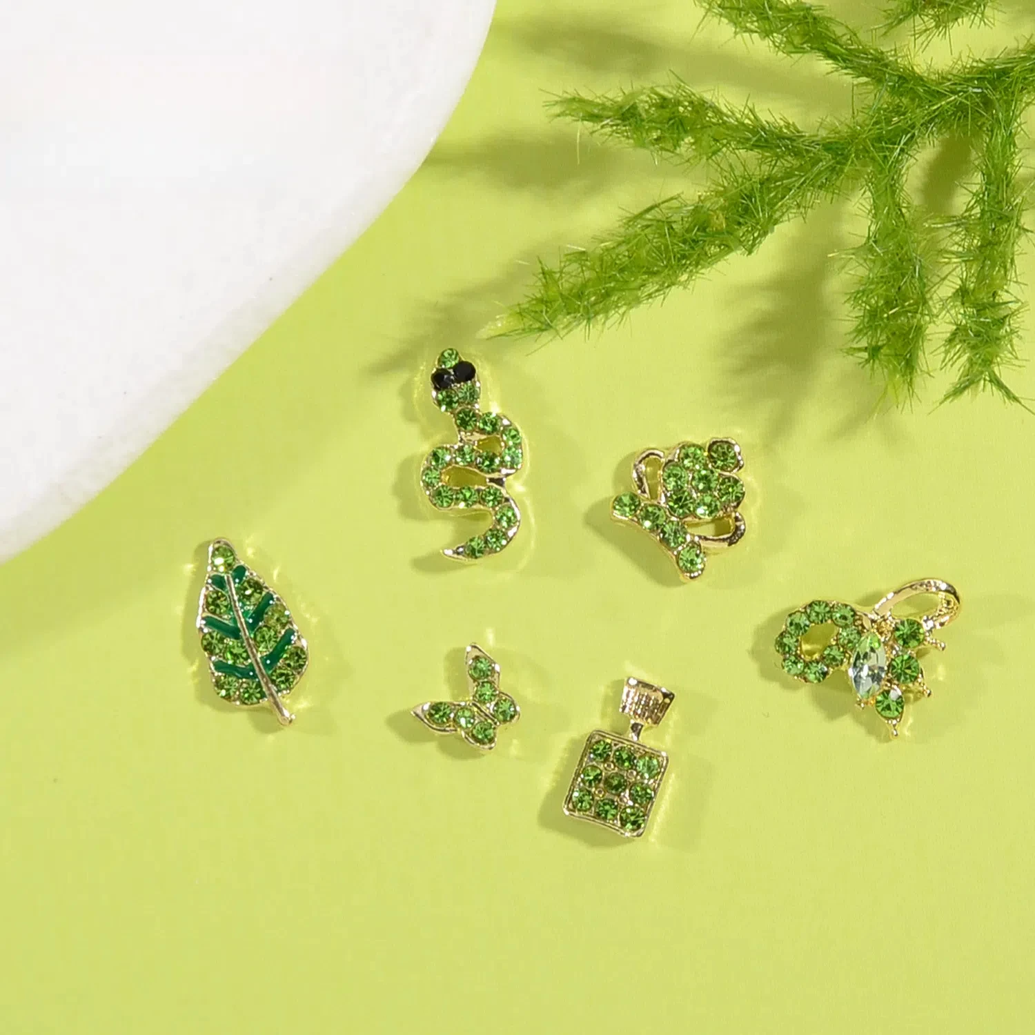 DIY 3D 나비 합금 다이아몬드 네일 아트 장식-살롱 일일 사용을위한 슈퍼 요정 빛 녹색 뱀 디자인 손톱 액세서리