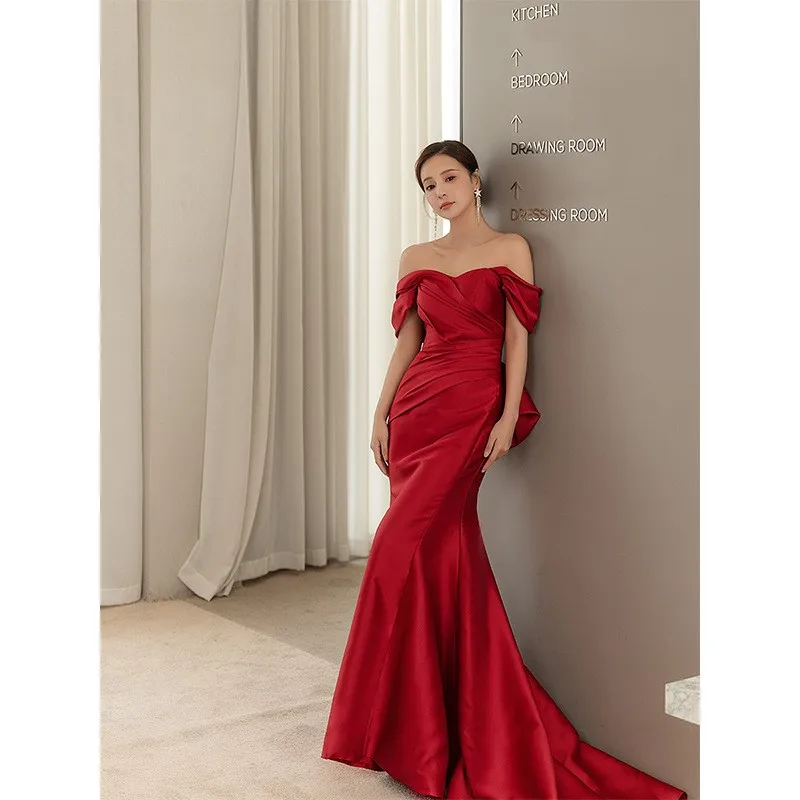 Wijnrode satijnen one-shoulder prestatie fishtail banket roosterjurk