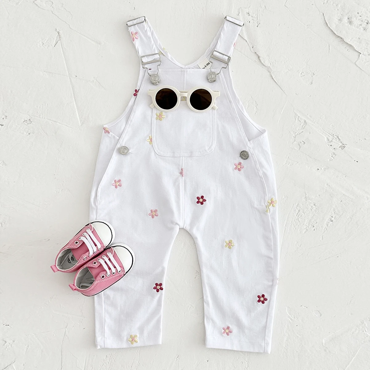 2024 New Autumn Baby Strap Pants Toddler Girls Loose Fit Pink Flower Embroidery Rompers Infant Girls Outwear Denim Trousers