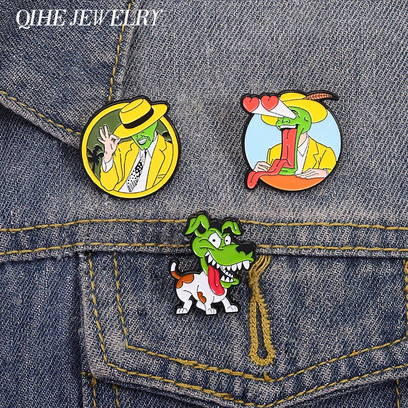 Broche de película de comedia mágica, alfileres esmaltados, figura de máscara verde personalizada, broches de perro, mochila decorativa, insignia de solapa, regalo de joyería divertido