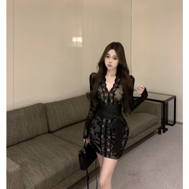 2025 ใหม่ฤดูใบไม้ร่วงและฤดูหนาว High-end สไตล์เซ็กซี่ขั้นสูงออกแบบ Niche อุณหภูมิ Slimming Flocked ชุดลูกไม้สําหรับผู้หญิง