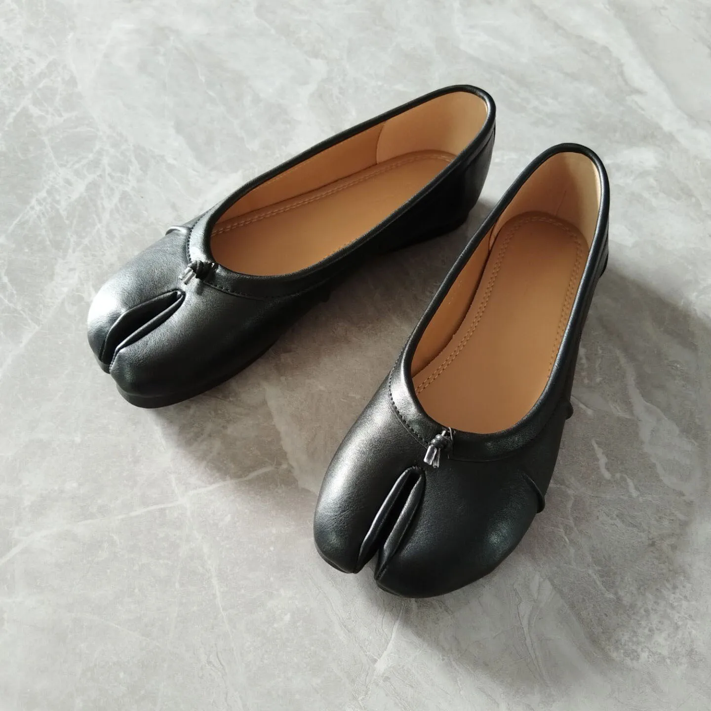 Echte Leder Tabi-Toe Ballerinas für Damen mit chinesischem Knoten, weiche Slip-On-Flachschuhe zum Gehen – Detail 3