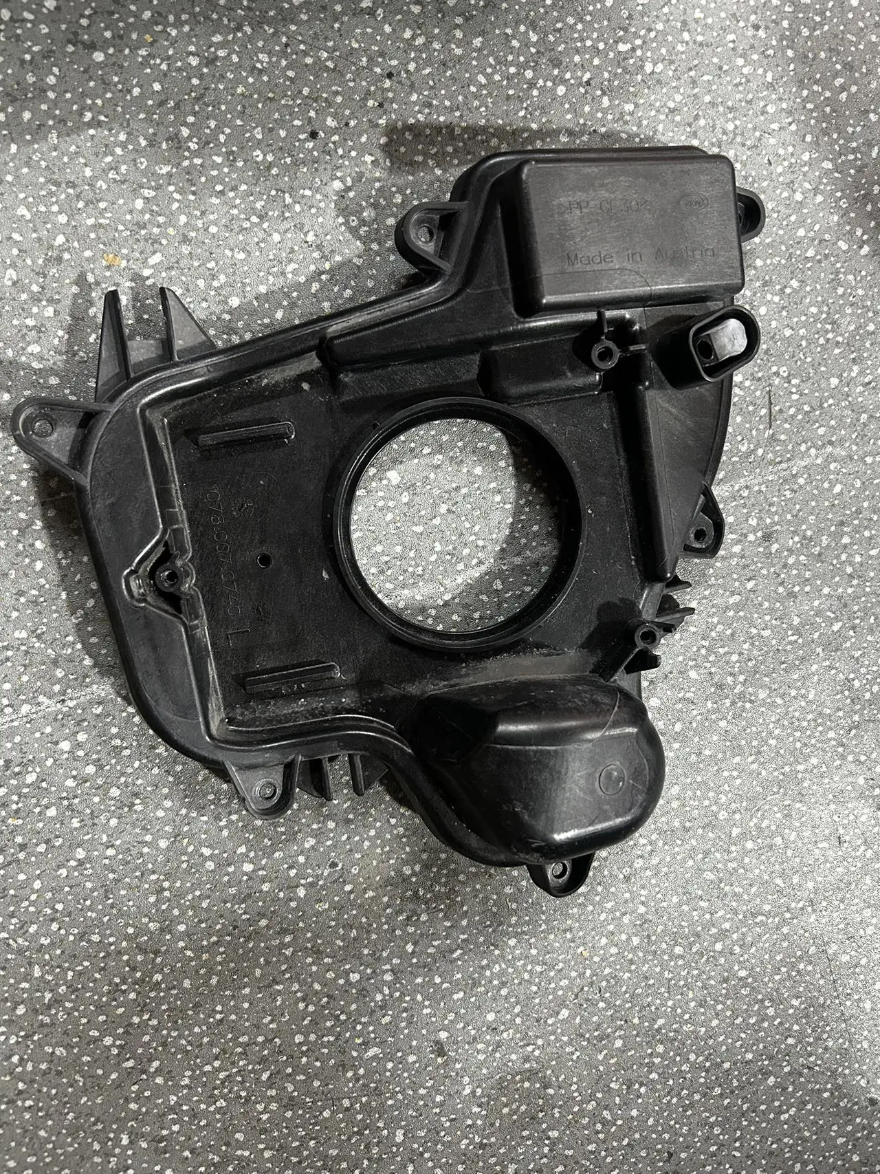 

For Audi Q8 headlight dust cover rear cover