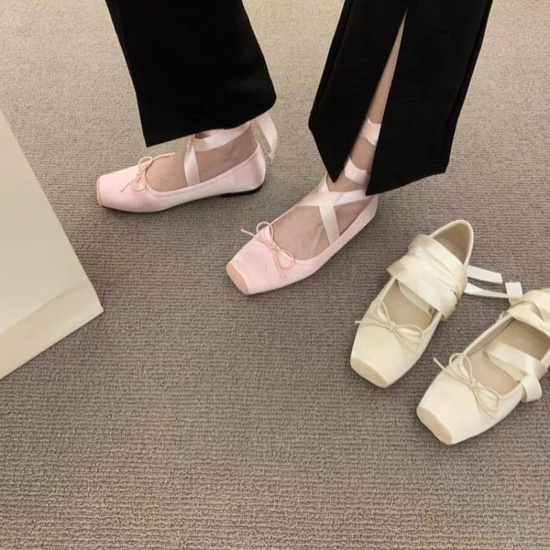 Süße Satin-Rosa-Ballerinas mit quadratischer Zehenpartie, einzelne flache, flache, rosafarbene Schnür-Damenschuhe