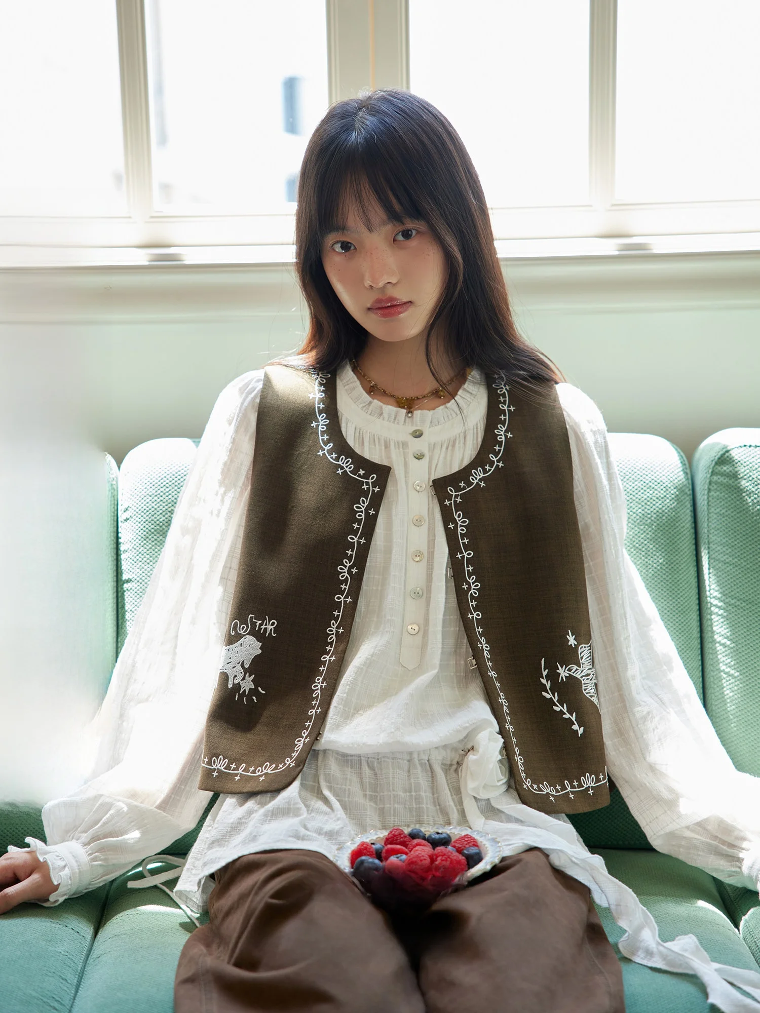 

ORWhite Vintage Bird Embroidery Svel round Ne Vest Women's Faion Layering Top Polyester Blend ort Length