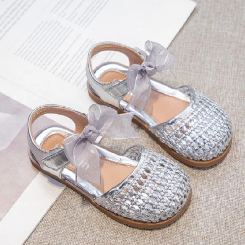 

Стильные детские сандалии: Новинка лета, элегантные туфли для девочек в стиле принцессы, плетеные пляжные повседневные сандалии для детей, однотонные, универсальные.