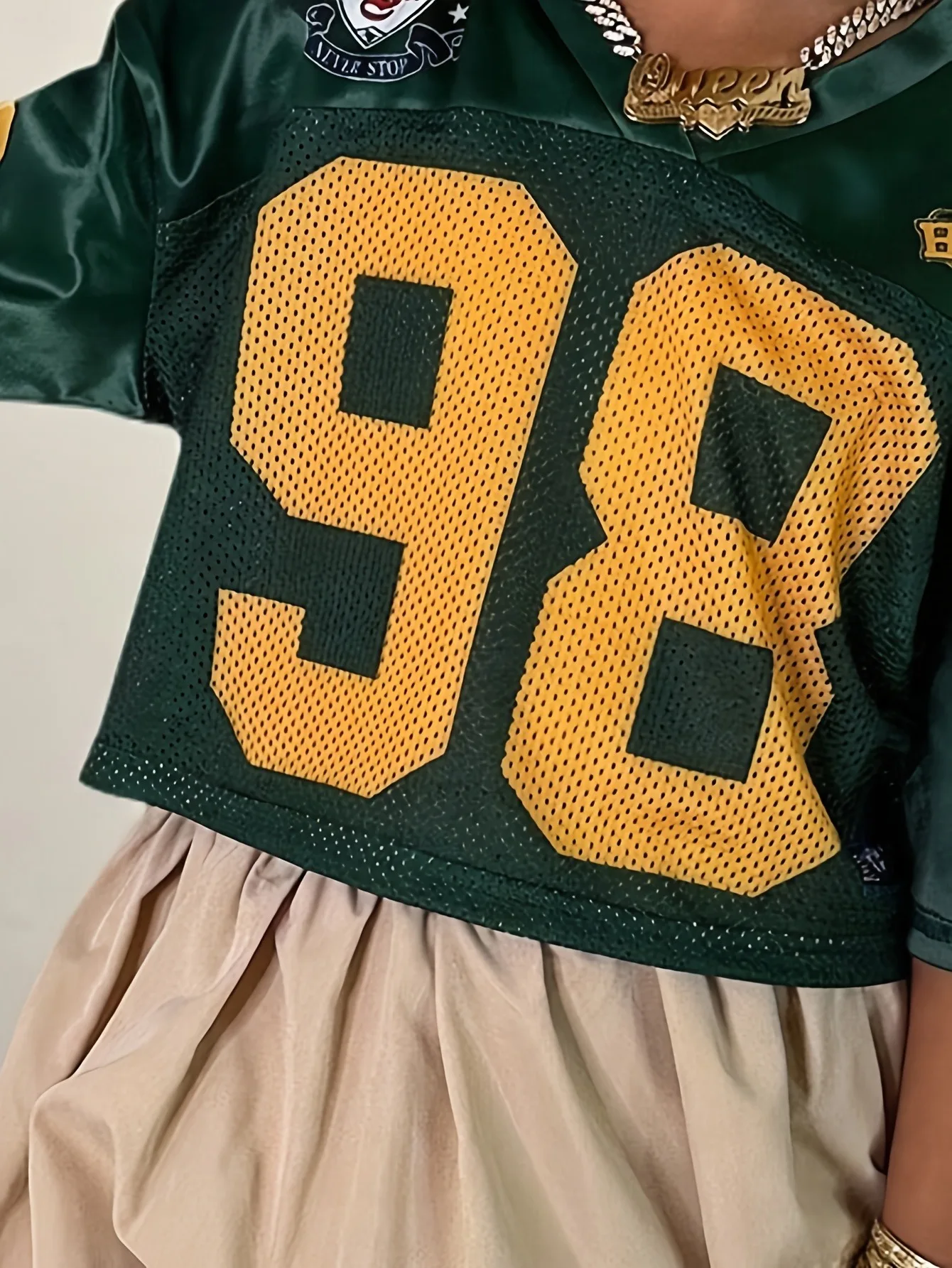 Bequemes 2-teiliges Kleidungsset für Kinder und Mädchen, atmungsaktives Mesh-Crop-Top mit Sport-Nummerndruck und lockerer, elastischer Taille, Blasenrock für die Schule – Detail 5
