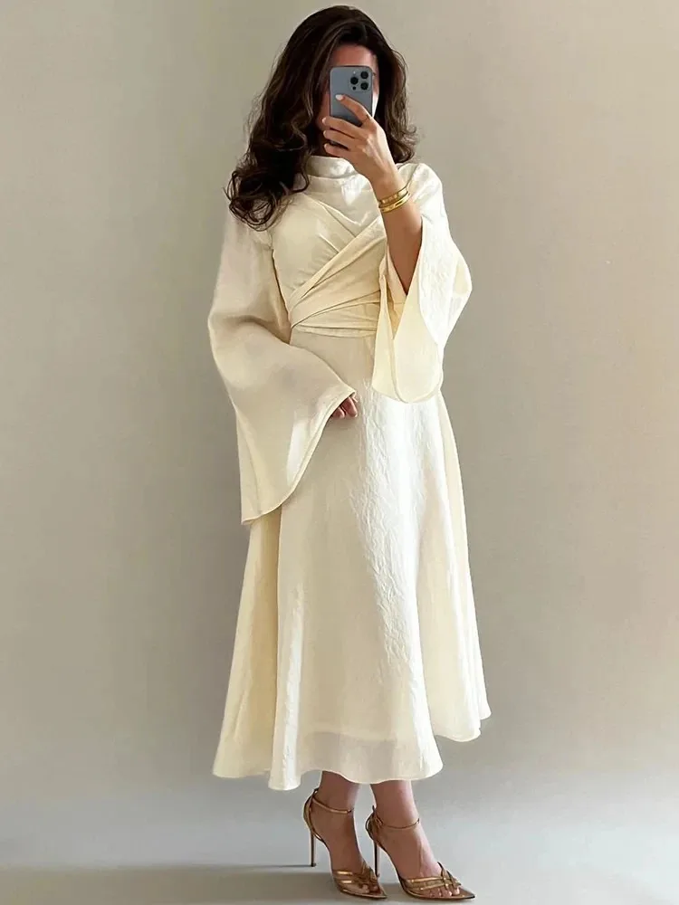 

Beige Chiffon A-Line Long Sleeves Prom Gown O Neck Evening Gowns Back Zip Pleated Saudi Arabia Formal Occasion Dress