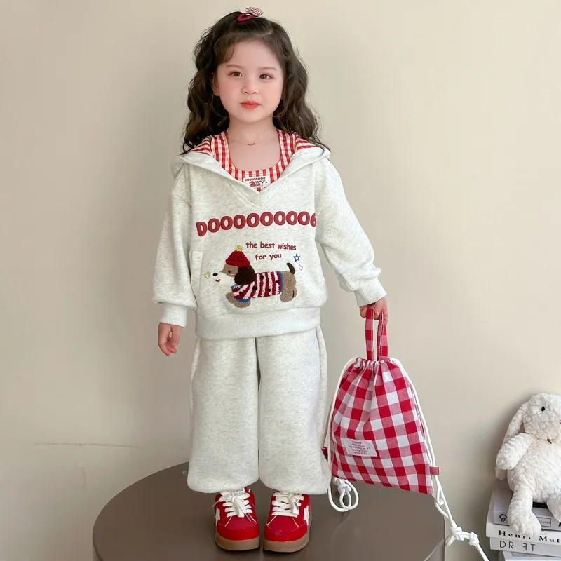 

Костюм для девочек, осень 2022, новая детская одежда, корейский стиль, жилет в клетку для девочек, штаны с капюшоном с героями мультфильмов, три комплекта повседневного использования