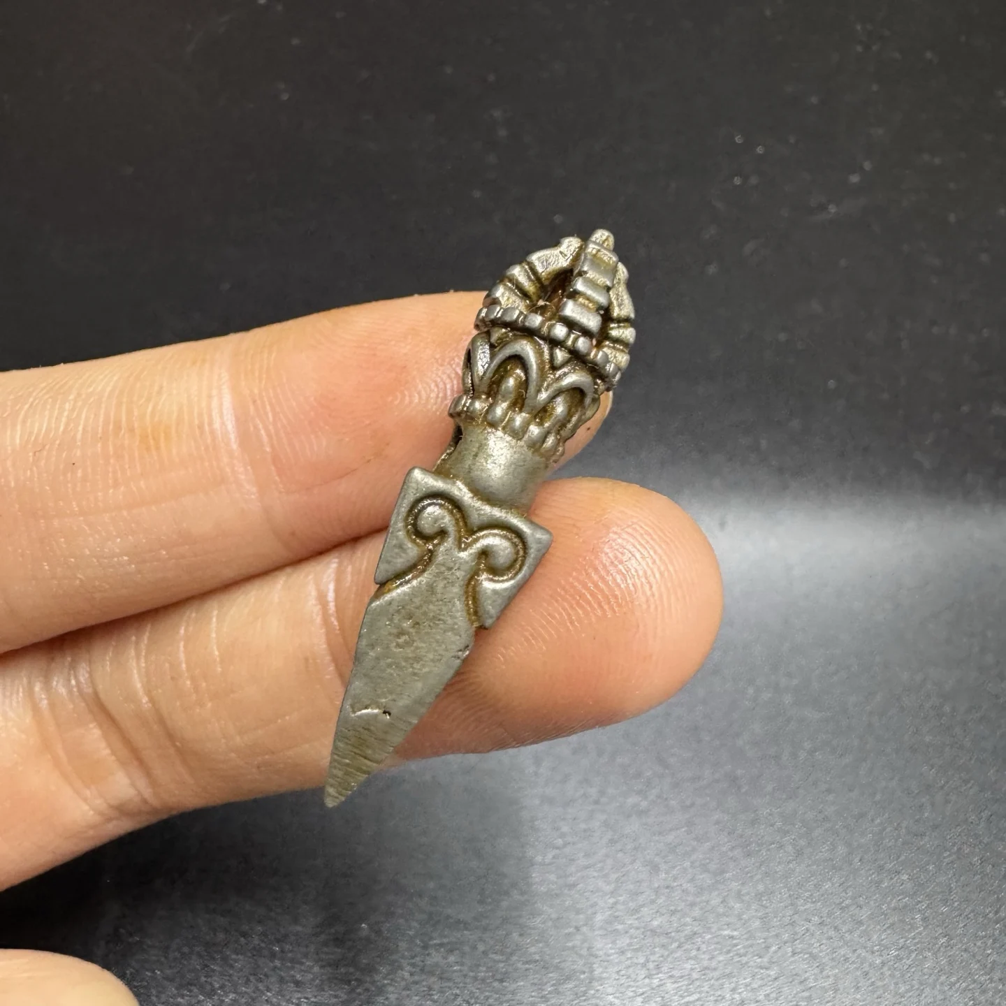 Exquisite Tibetan Vajra – High-Quality Iron Decor Pendant for Bags, Necklaces, Keychains, and Home Decoration Small Sculpture