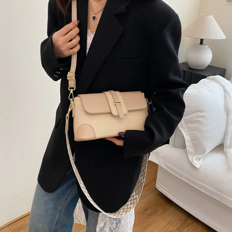 

Casual Weekender Bag For Women In Soft Supple Leather With Long Shoulder Strap For Short Trips