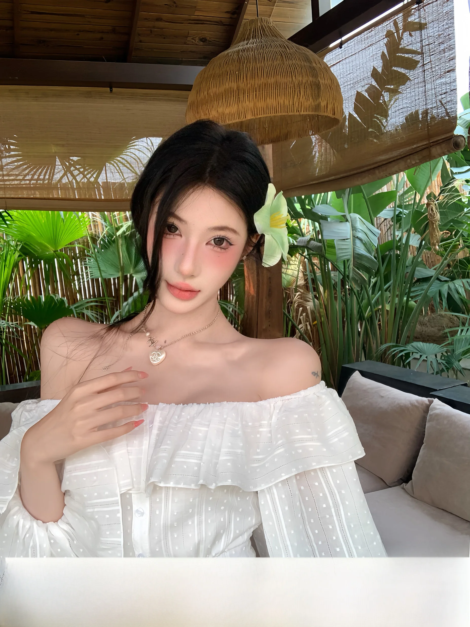 

Eden Cow Spring Summer Fashionable Spicy Girl Bubble Sleeve Lace Trim One Shoulder French Style Slim Fit Shirt for Women