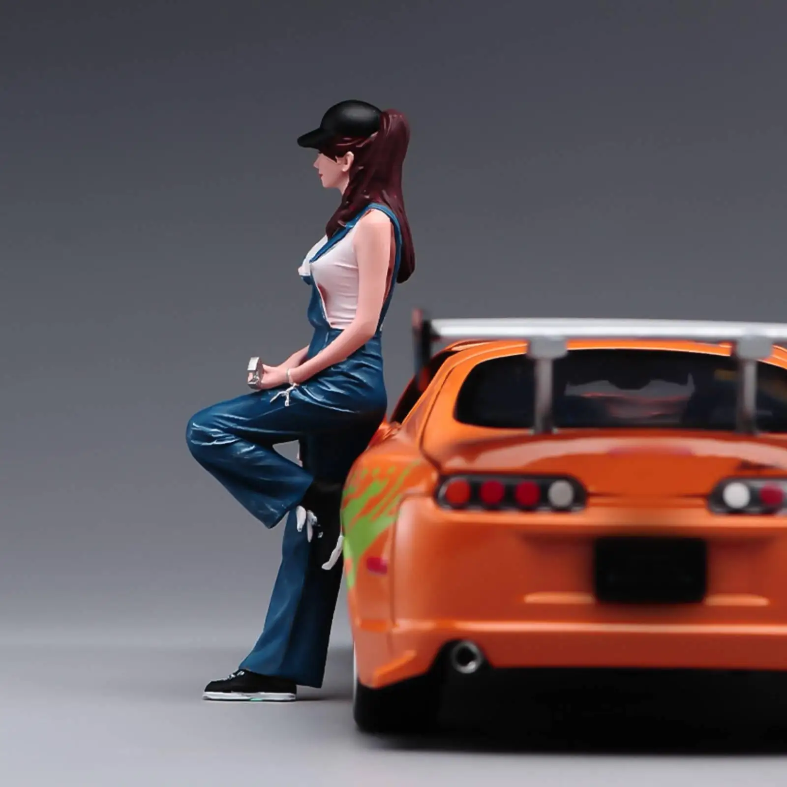 

1/18 Female Auto Mechanic Model Dioramas Stimulated Mini Female Auto Repair Specialist for Sand Table Train Station Layout
