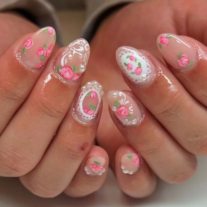 24 Stück Romantische Rosa Rosen Aufklebenägel Vollständige Abdeckung Einfache Weiße Spitze Französisch mit Perlenblume Mandelförmige Künstliche Nägel Tragbare Nägel
