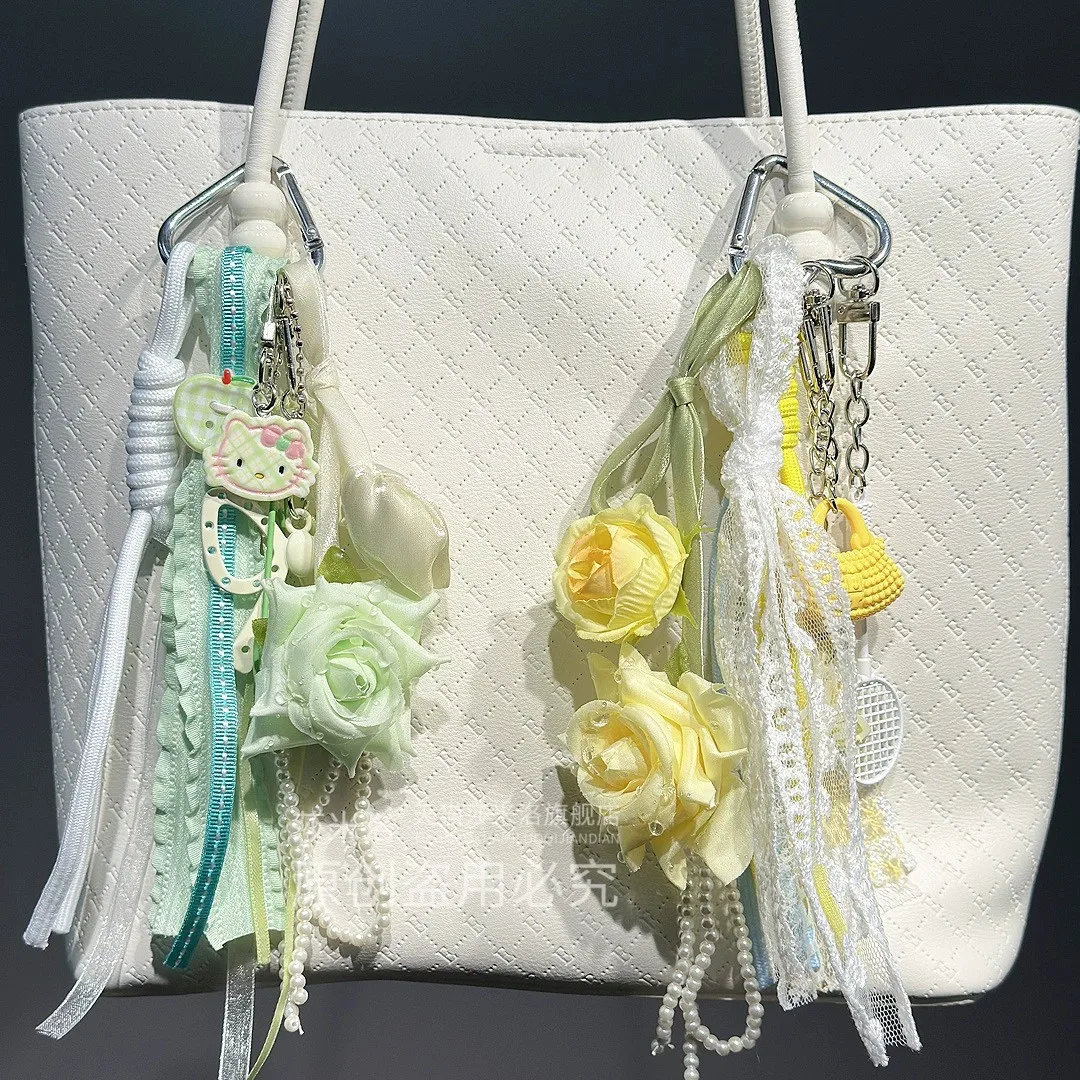 พวงกุญแจคาวาอี้ลายเฮลโลคิตตี้สไตล์ Y2K สำหรับตกแต่งกระเป๋าเป้สะพายหลัง กระเป๋าถือ ของตกแต่ง DIY สำหรับผู้หญิง พร้อมพู่ลูกไม้ลายดอกกุหลาบ